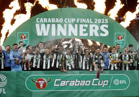 Newcastle United players celebrating Carabao Cup victory.