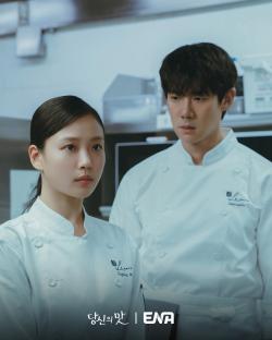 Go Min Si Prepares A Heartfelt Final Meal For Her Ailing Mentor In “Tastefully Yours” 6