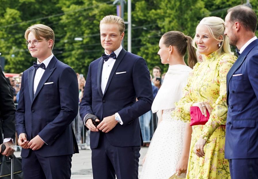 Photo of Norway's royal family at an event.