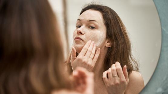 I’m a beauty expert – three tips to protect your face from sweat & sun this summer