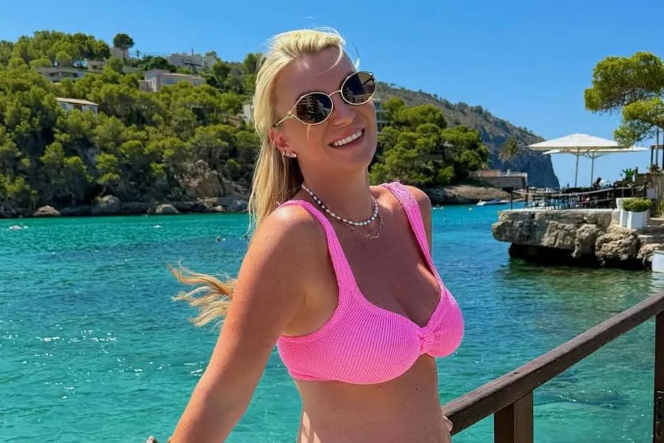Billi Mucklow shows ex Andy Carroll what he’s missing as she poses in hot pink bikini on Spanish holiday