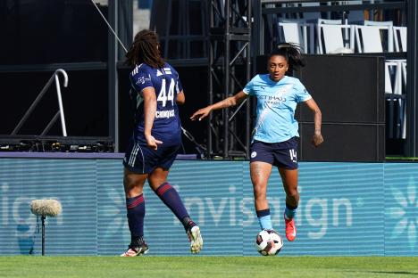 ESTORIL, PORTUGAL - MAY 21: Kerolin Nicoli of Manchester City runs with the ball whilst under pressure from Jo-Anne Cronquist of FC Rosengard during the Group 1 match between Manchester City and FC Rosengard in the World Sevens Football on day one at Estadio Antonio Coimbra da Mota on May 21, 2025 in Estoril, Portugal. (Photo by Gualter Fatia/World Sevens Football via Getty Images)