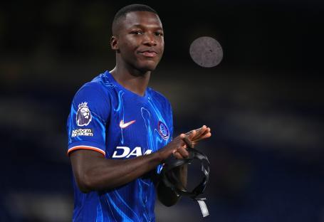 Moises Caicedo applauding fans.