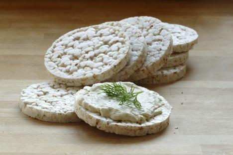 Rice cakes with cream cheese and dill.
