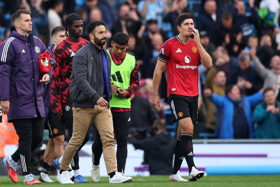 Manchester United's manager Ruben Amorim (C-L) and Harry Maguire (R) leaving the pitch with their players.