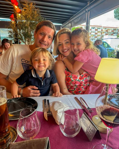 Kelsey Parker and her family smiling at a restaurant.