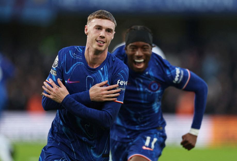 Cole Palmer #10 of Chelsea FC dribbling the ball.