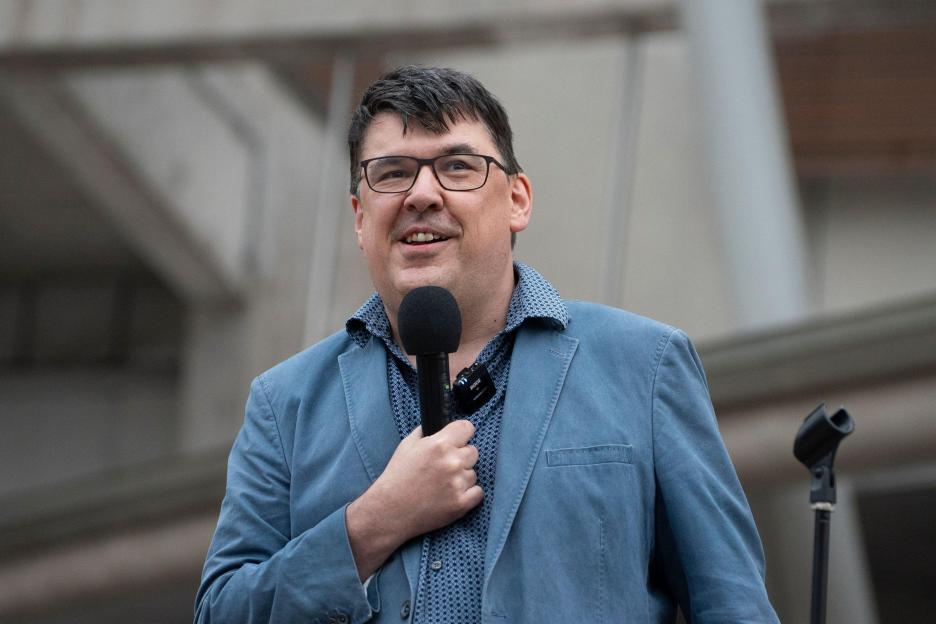Graham Linehan speaking into a microphone.