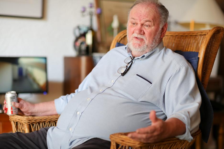 Thomas Markle Sr., father of Meghan Markle, sitting in a wicker chair and holding a soda can.