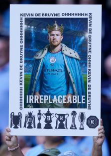 Fan holding a poster of Kevin De Bruyne.