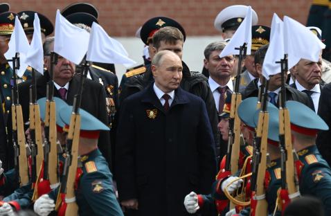 Vladimir Putin and other foreign leaders laying flowers at the Tomb of the Unknown Soldier in Moscow.