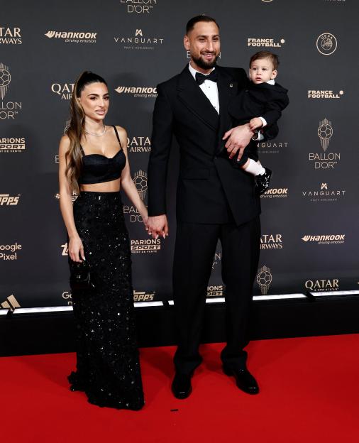 Italy's goalkeeper Gianluigi Donnarumma poses with his wife Alessia Elefante and child at the 2025 Ballon d'Or France Football award ceremony.