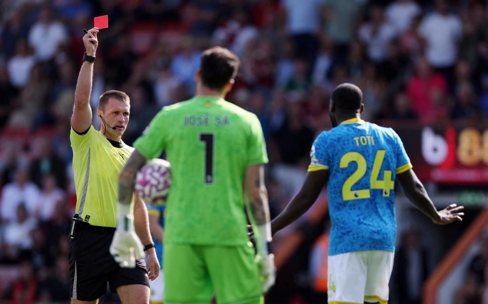 Referee showing a red card to Toti Gomes.