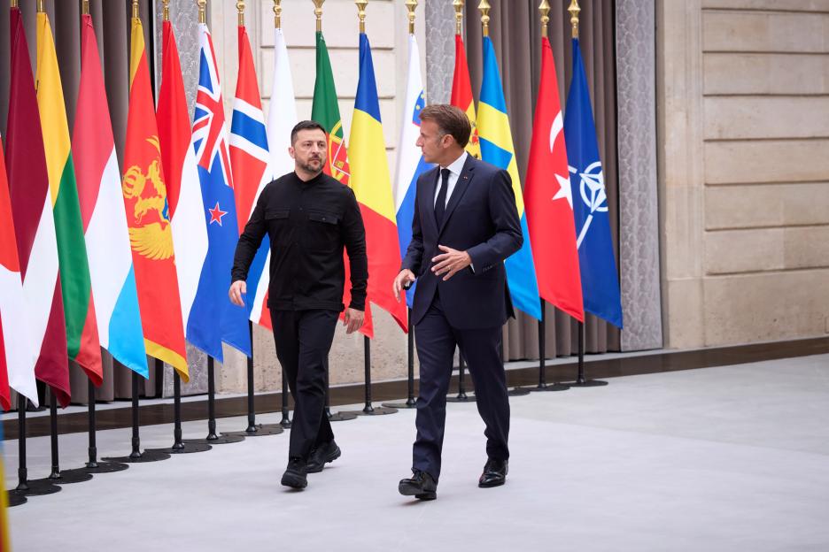Volodymyr Zelensky and Emmanuel Macron at a summit.