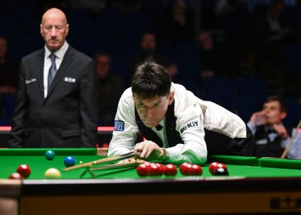 Jimmy White taking a shot during a snooker match.