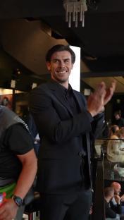 Gareth Bale clapping.
