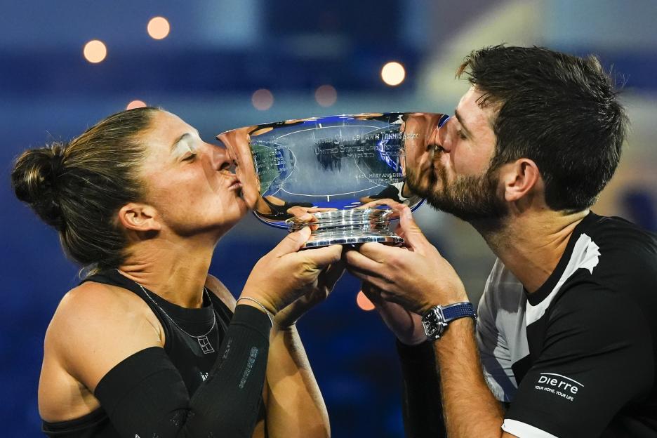 Andrea Vavassori and Sara Errani kissing the US Open mixed doubles championship trophy.