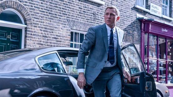 Daniel Craig as James Bond getting into a car.