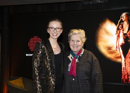 Anna Lapwood and another woman posing for a photo.