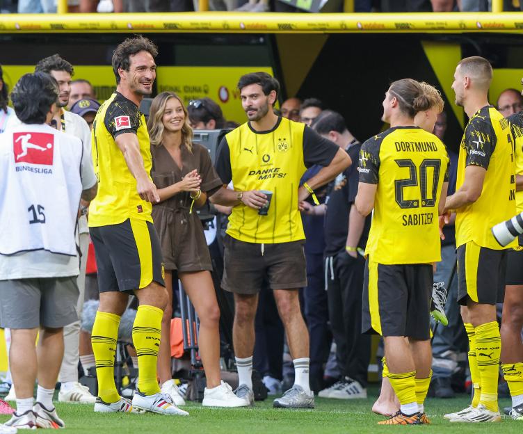 Mats Hummels with his girlfriend and Borussia Dortmund teammates.