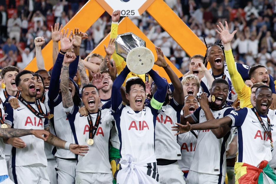 Tottenham Hotspur players celebrating a victory, raising the trophy.