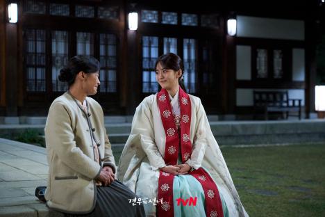 Cho Yi Hyun Rushes Into A Burning Warehouse To Save Choo Young Woo In “Head Over Heels” 3