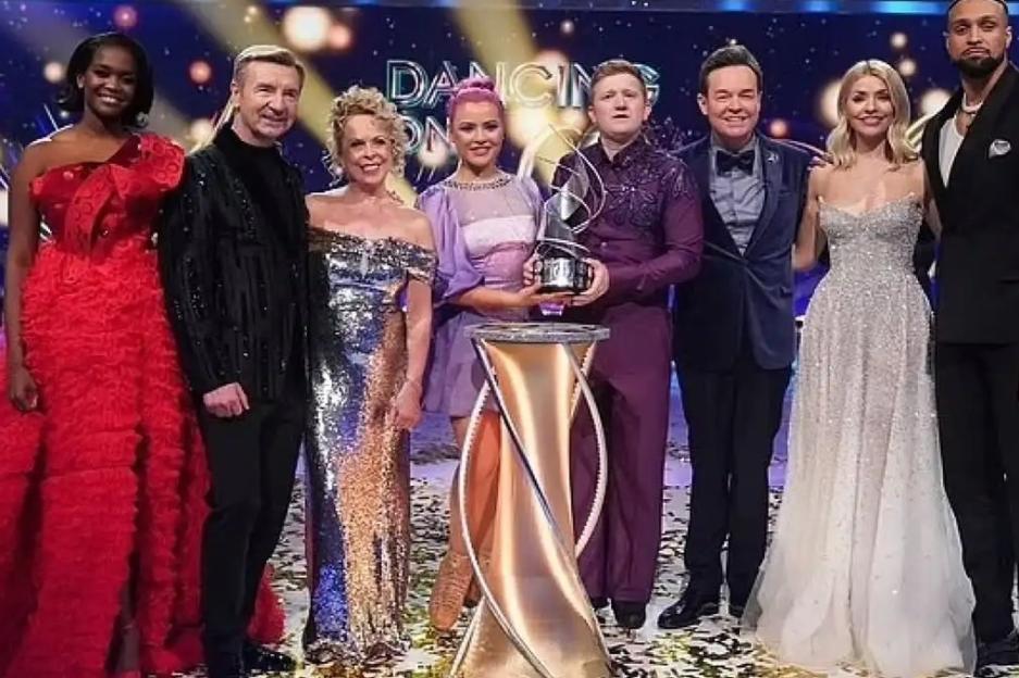Holly Willoughby breaks her silence on Dancing On Ice as show is axed