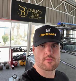 Man in Bailey's Gym, Fuerteventura, wearing a Jackpot hat.