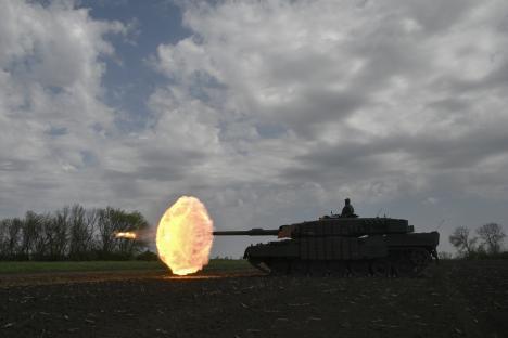 Ukrainian tank crew firing a Leopard 2A4 tank.