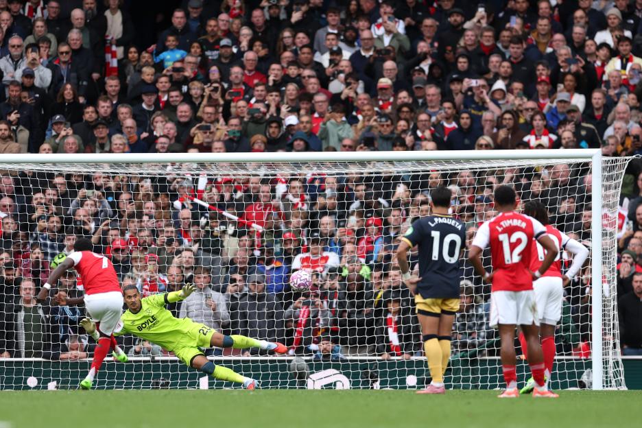 Arsenal Triumphs 2-0 Over West Ham: Declan Rice Dims Former Club's Hopes While Bukayo Saka Converts Penalty, But Injuries Cast a Shadow Over Victory