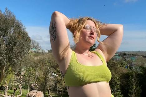 Jonathan Ross’s daughter Honey strips off to a lime green bikini as she makes the most of the sun