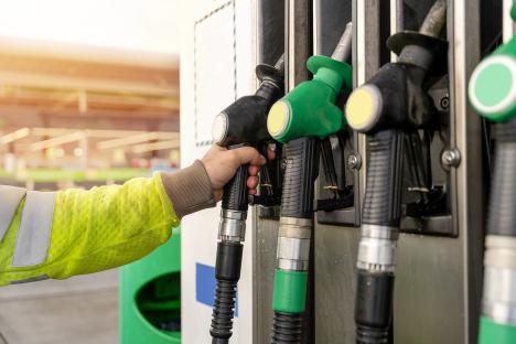 Fuel prices will PLUMMET in days as oil cost drops to lowest level in four years – check your cheapest place to fill up