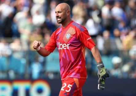 Pepe Reina of Como 1907 celebrating a victory.