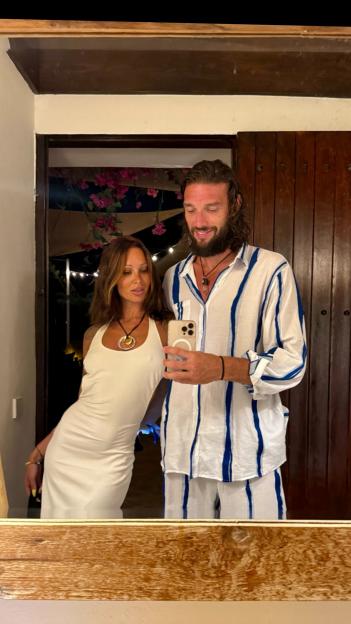 Andy Carroll and Lou Teasdale taking a selfie.